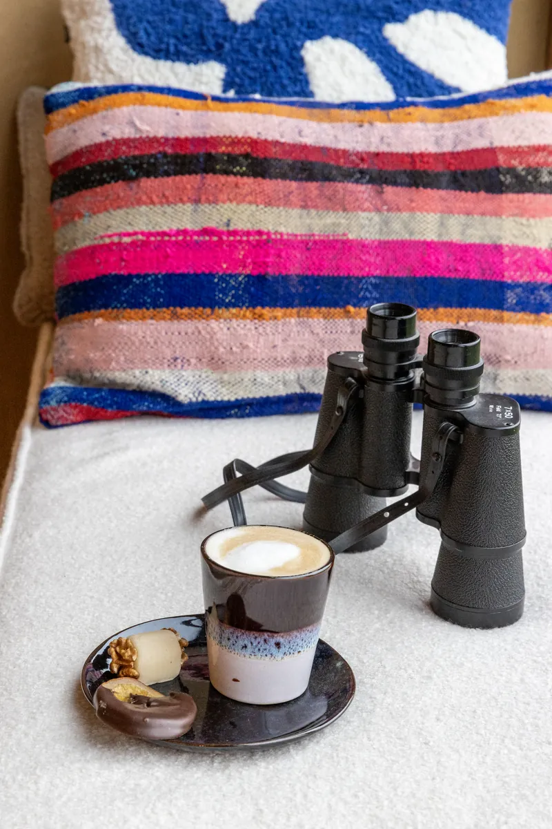 Koffie en verrekijker in Bird’s Nest
